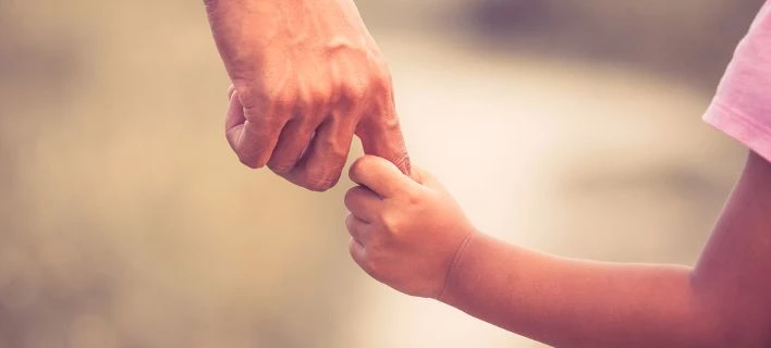 «Εσύ δεν θα θυμάσαι αλλά εγώ θα θυμάμαι» -Το viral κείμενο ενός πατέρα στην κόρη του
